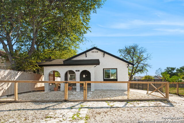 810 Dakota Property Photo 1