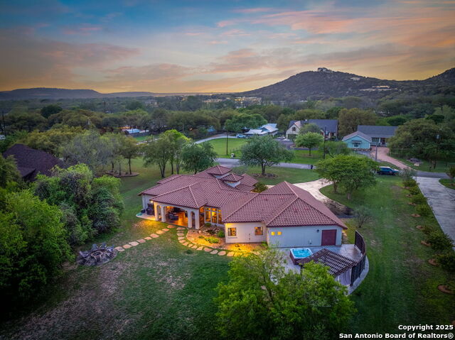 851 River Cliff