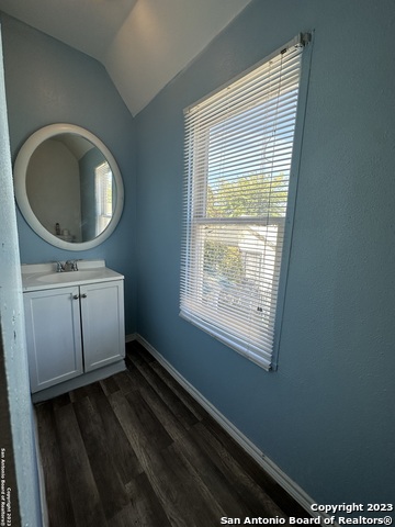 2246 E Houston St Property Photo 36