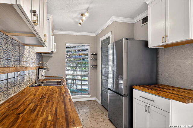 1045 Shook Avenue Property Photo 6