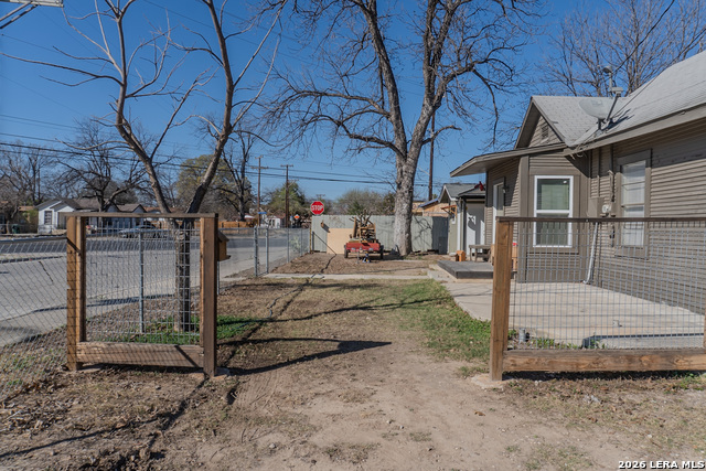 918 New Laredo Property Photo 31