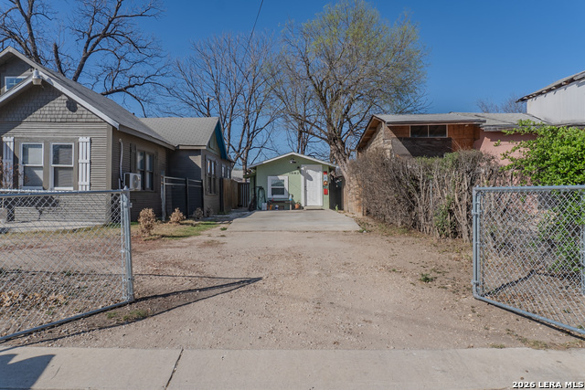 918 New Laredo Property Photo 33