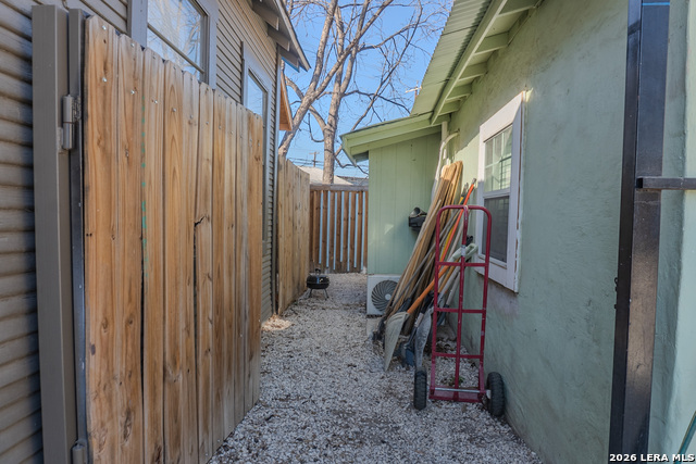 918 New Laredo Property Photo 34