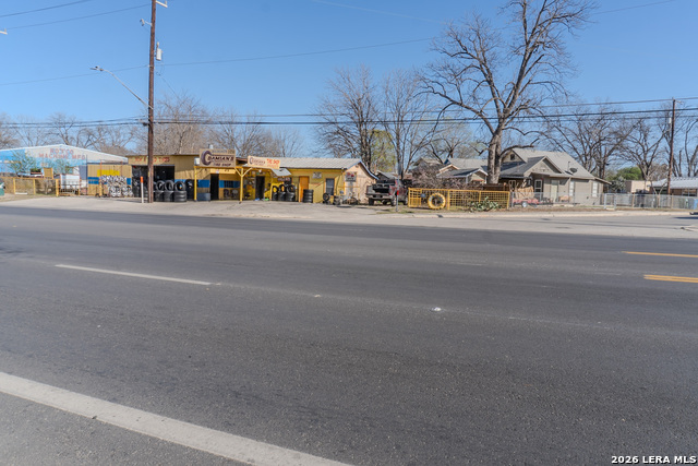 918 New Laredo Property Photo 42