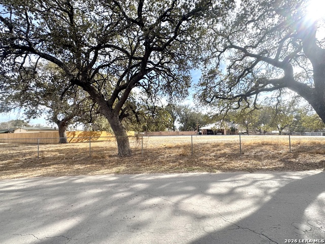 402 W Dilley Property Photo 2