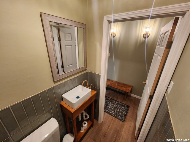210 Kingsbury Property Photo 6