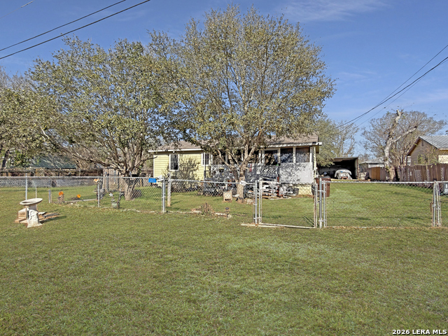 213 E 4th Property Photo 5