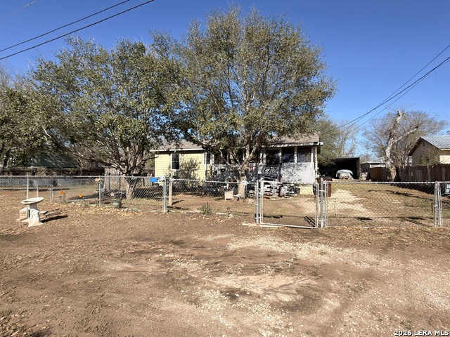213 E 4th Property Photo 6