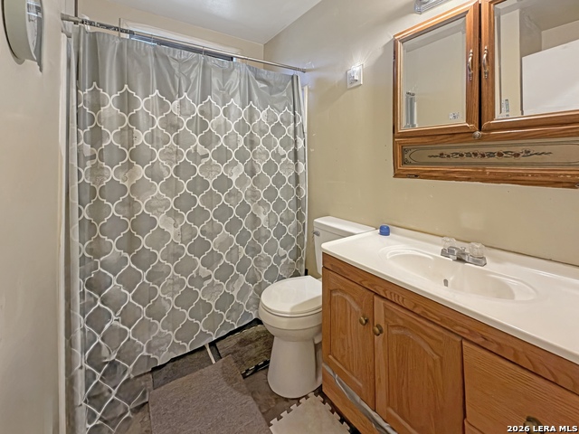 213 E 4th Property Photo 18