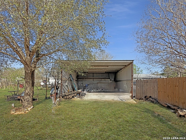 213 E 4th Property Photo 32