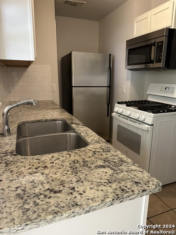 1221 Thorain Property Photo 3