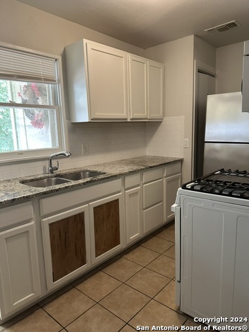 1221 Thorain Property Photo 4