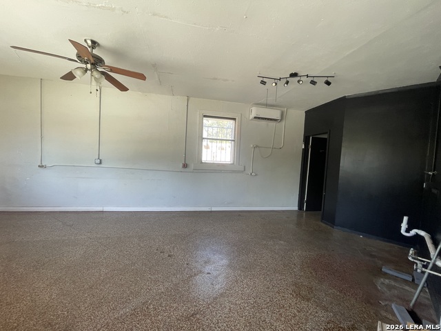636 S Presa Property Photo 4