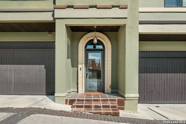 137 Katherine Property Photo 33