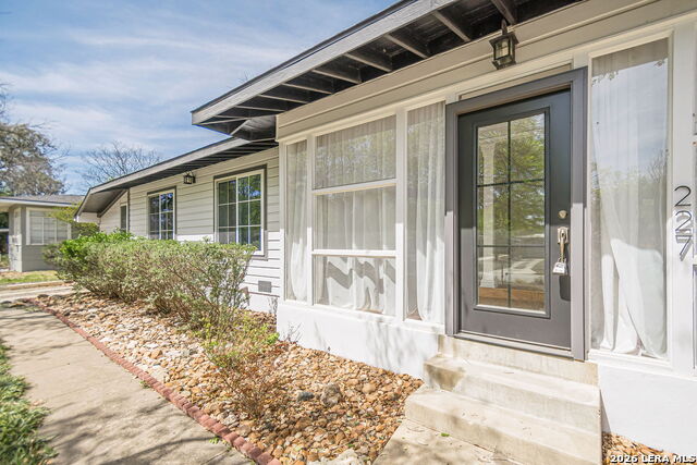 227 Devonshire Dr Property Photo 3