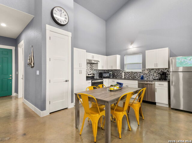 2135 Lakeview Property Photo 4