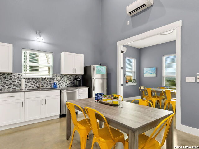 2135 Lakeview Property Photo 6