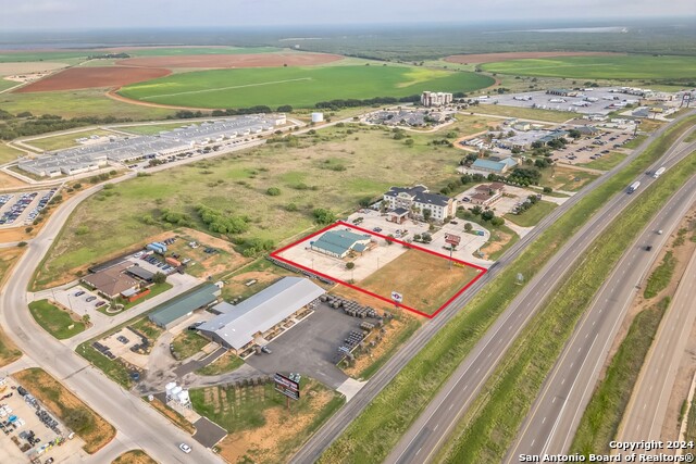 410 S Interstate 35 Property Photo 1