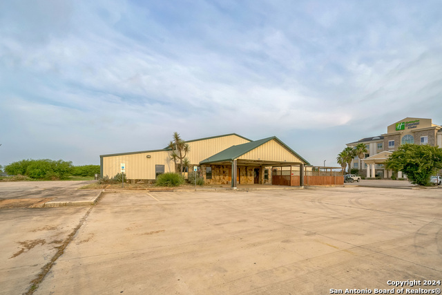 410 S Interstate 35 Property Photo 8