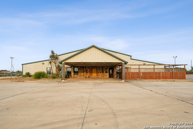 410 S Interstate 35 Property Photo 9