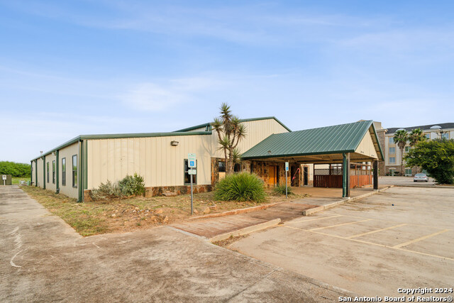 410 S Interstate 35 Property Photo 10