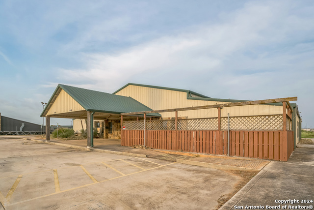 410 S Interstate 35 Property Photo 11