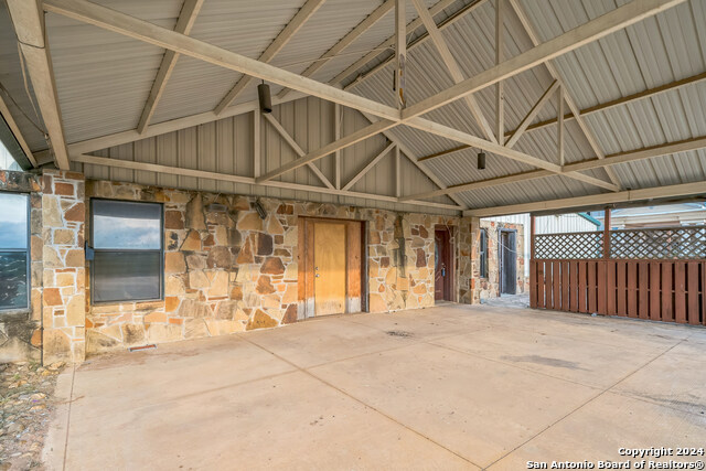 410 S Interstate 35 Property Photo 12