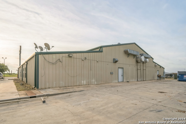 410 S Interstate 35 Property Photo 14
