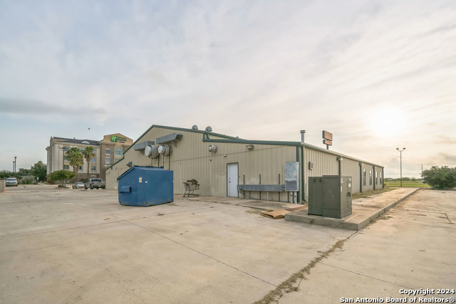 410 S Interstate 35 Property Photo 15