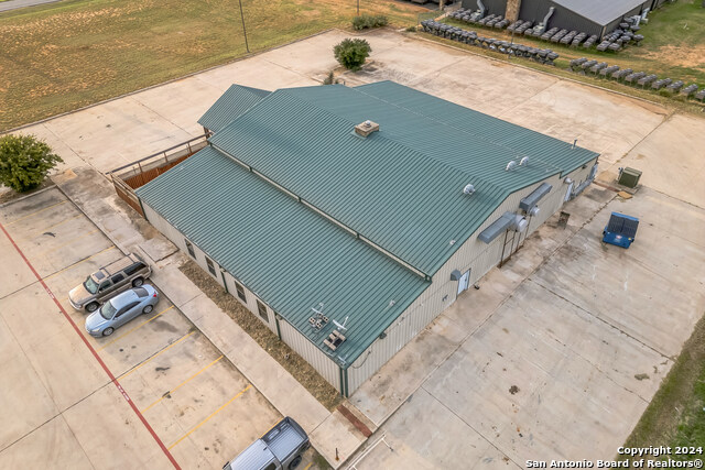 410 S Interstate 35 Property Photo 19