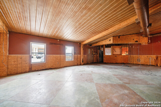 410 S Interstate 35 Property Photo 20