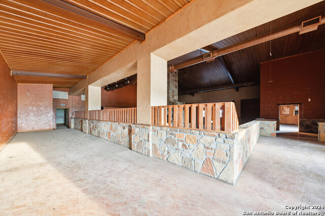 410 S Interstate 35 Property Photo 21