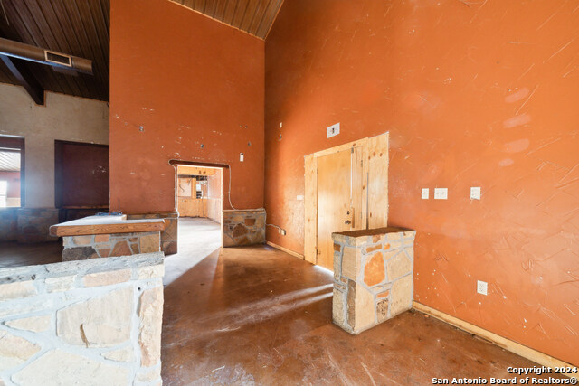 410 S Interstate 35 Property Photo 23