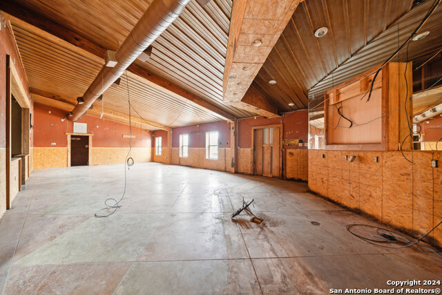 410 S Interstate 35 Property Photo 25