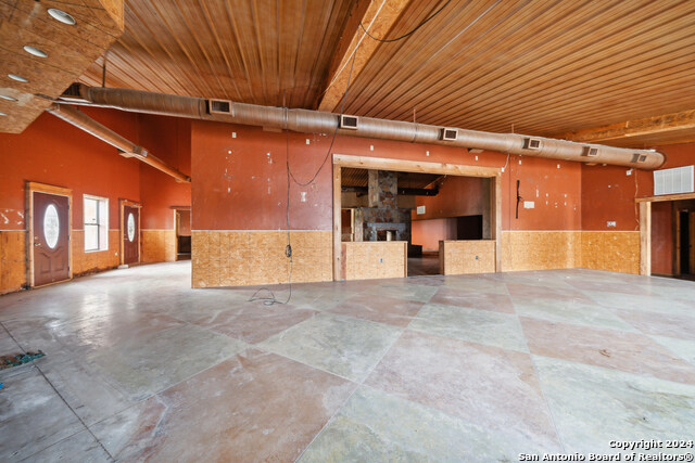 410 S Interstate 35 Property Photo 26