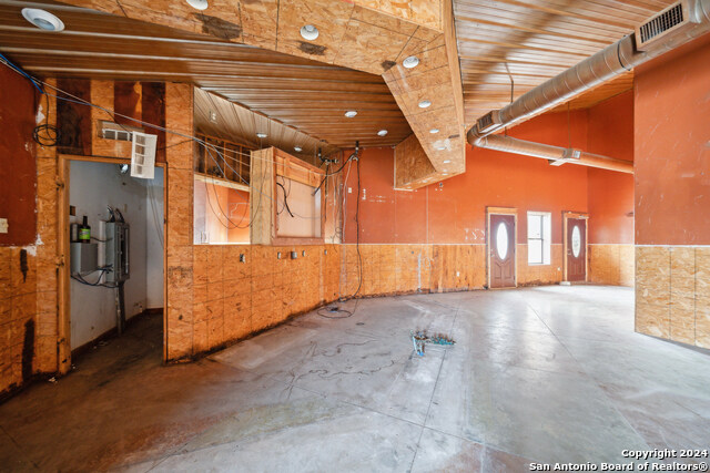 410 S Interstate 35 Property Photo 27