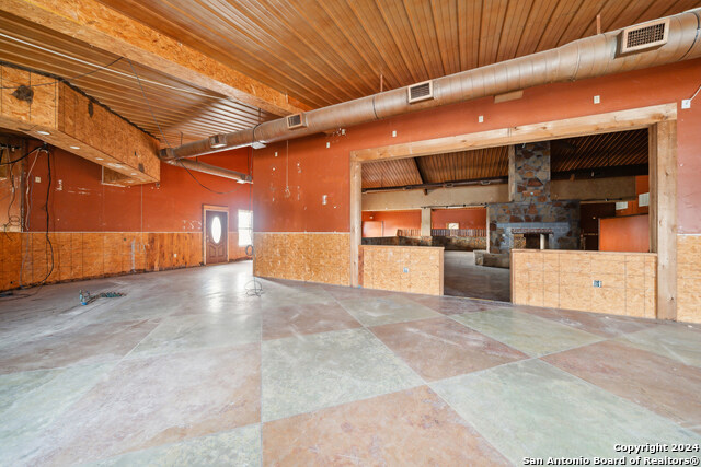 410 S Interstate 35 Property Photo 28