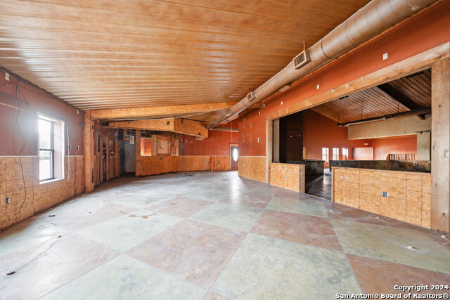 410 S Interstate 35 Property Photo 29