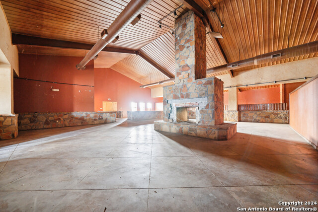 410 S Interstate 35 Property Photo 30