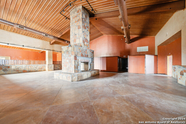 410 S Interstate 35 Property Photo 31
