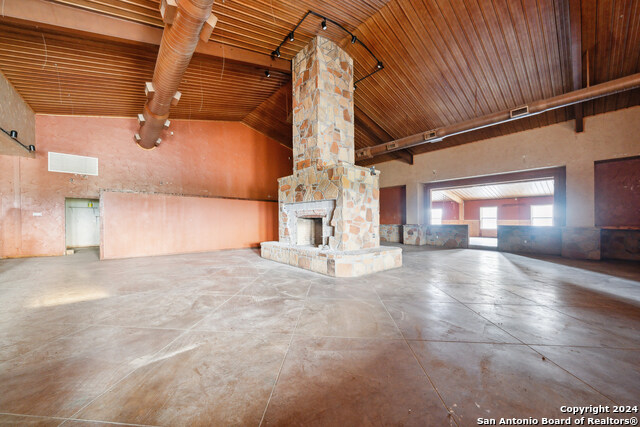410 S Interstate 35 Property Photo 32