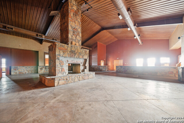 410 S Interstate 35 Property Photo 33