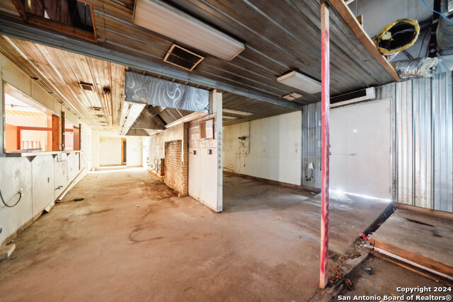 410 S Interstate 35 Property Photo 34