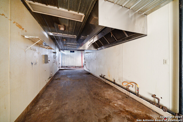 410 S Interstate 35 Property Photo 37
