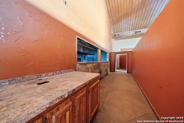 410 S Interstate 35 Property Photo 38