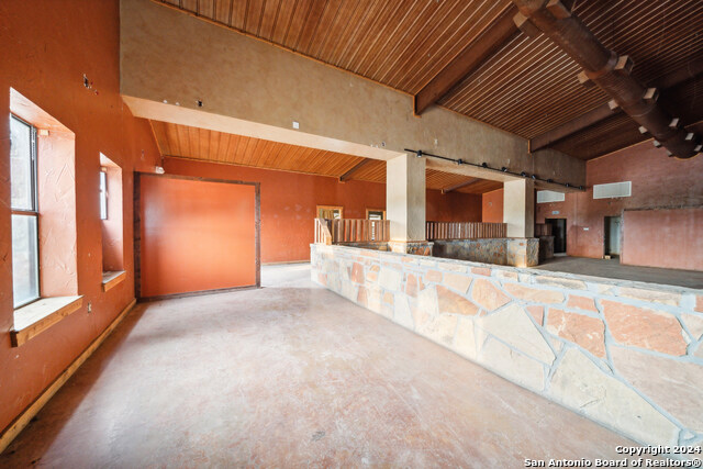 410 S Interstate 35 Property Photo 40