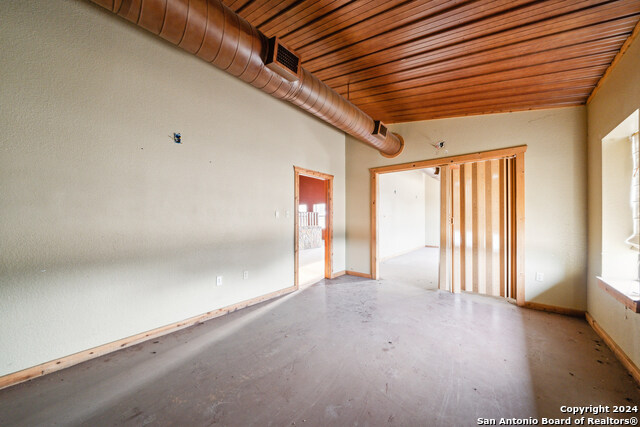 410 S Interstate 35 Property Photo 42