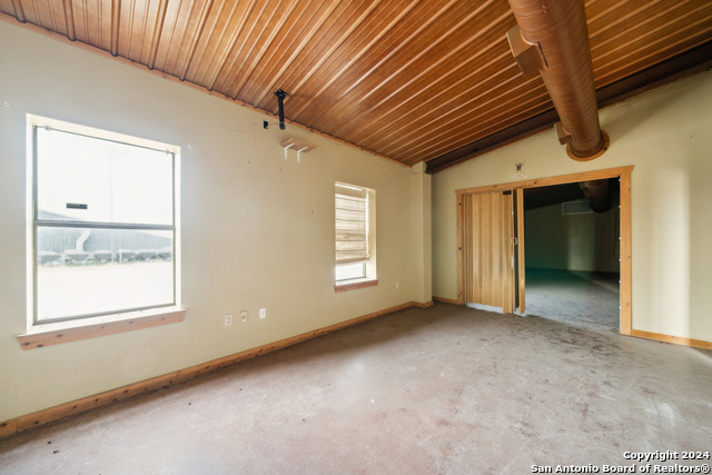 410 S Interstate 35 Property Photo 44