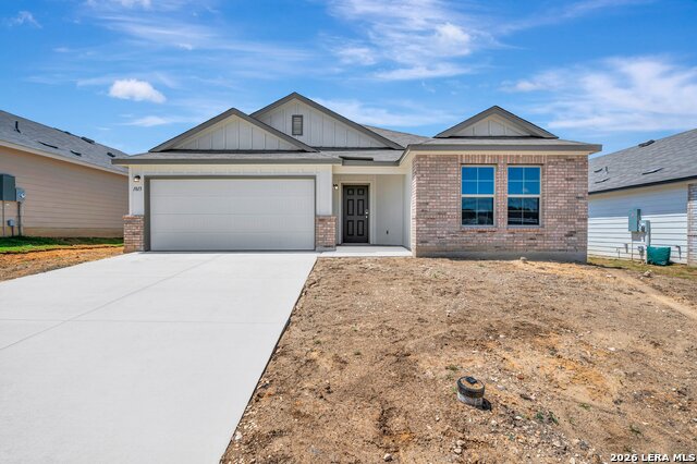 1013 Eagle Crossing Property Photo 2