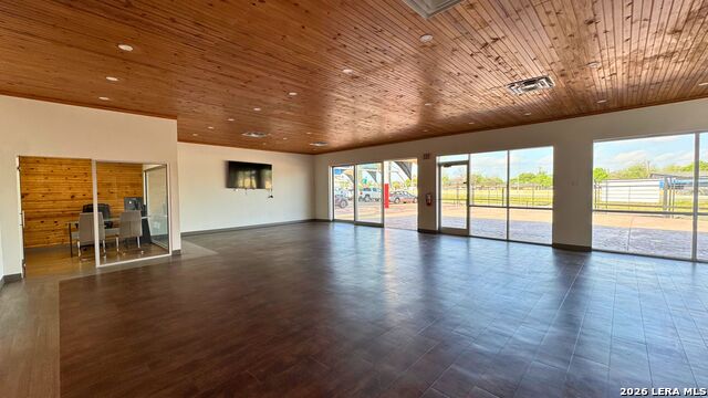 5602 S Interstate 35 Property Photo 6